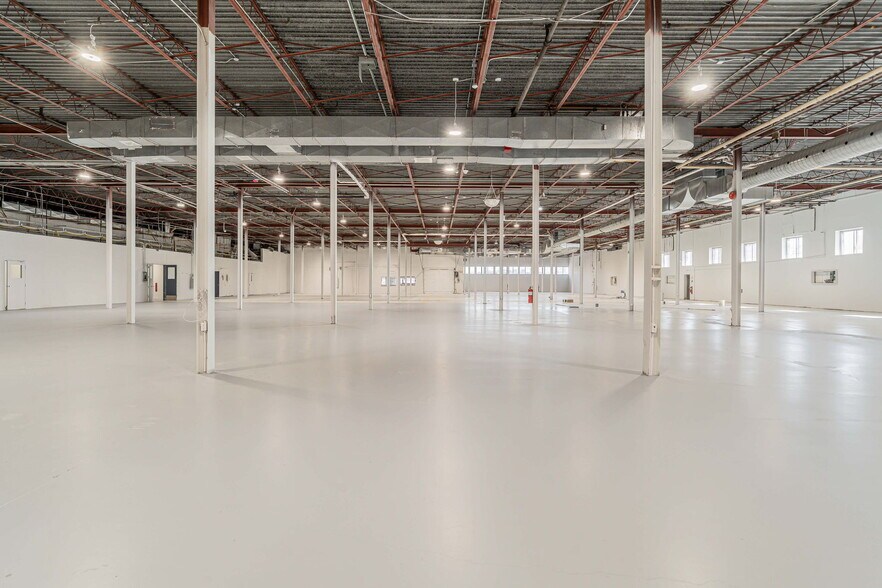 More Photos Of 5655 Rue de Marseille, Montréal Light Distribution For Lease