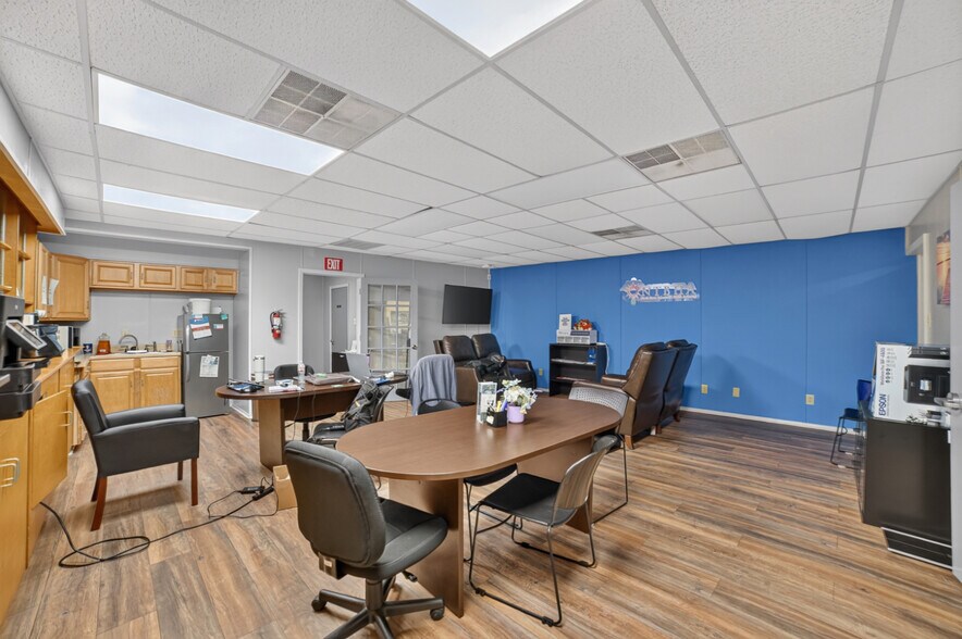 More Photos Of 108-110 W Grove St, Kaufman Office For Lease