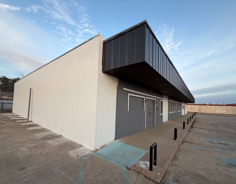 More Photos Of 612 Michael Dr, Everman Freestanding For Lease