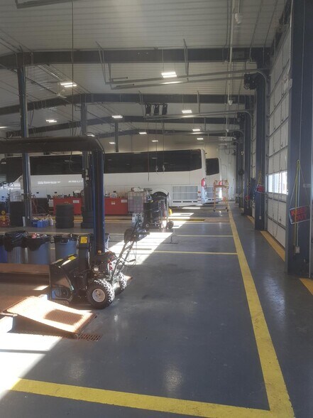 More Photos Of 112 King St, Barrie Distribution For Lease