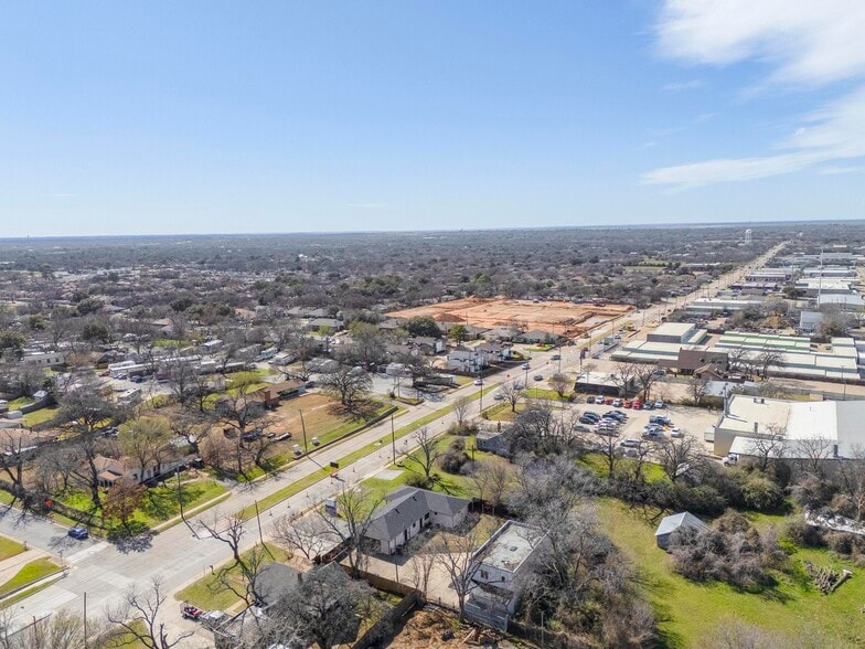 More Photos Of 1927 W Arkansas Ln, Pantego Light Manufacturing For Sale