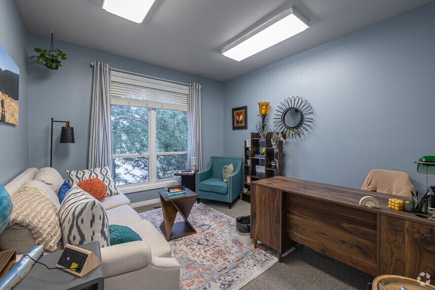 More Photos Of 5212 Village Pky, Rogers Unknown For Lease