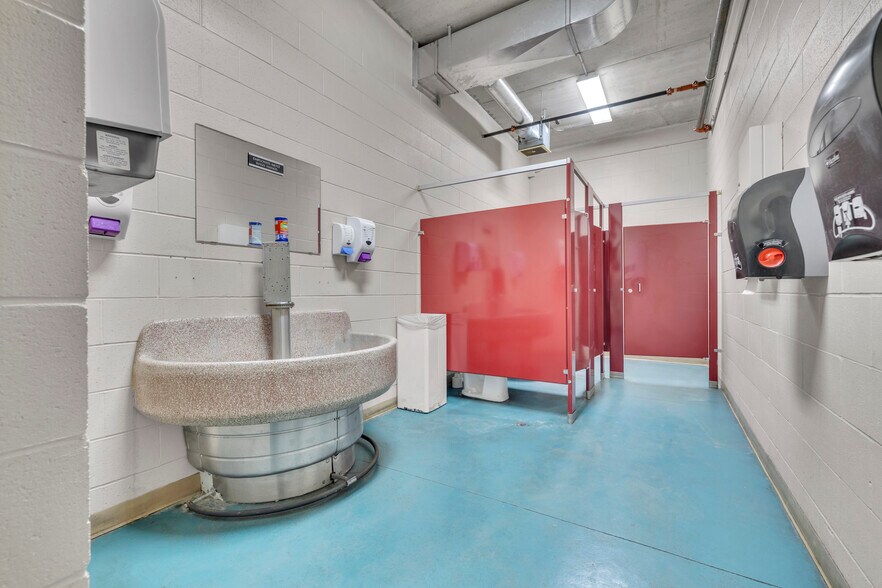 More Photos Of 599 Sprucewood Ave, Windsor Warehouse For Lease