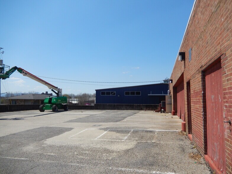 More Photos Of 46 Aston St, Asheville Light Manufacturing For Lease