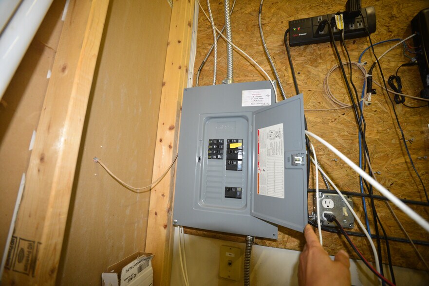 More Photos Of 9042 Hornbaker Rd, Manassas Industrial For Lease