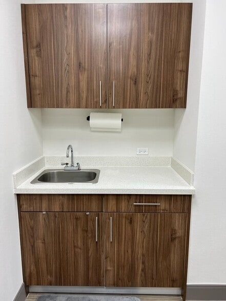More Photos Of 7619 Branford Pl, Sugar Land Medical For Lease