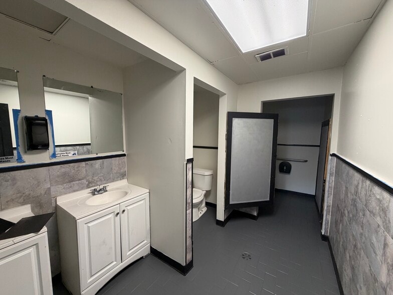 More Photos Of 2986-2990 S Sanford Ave, Sanford Freestanding For Lease