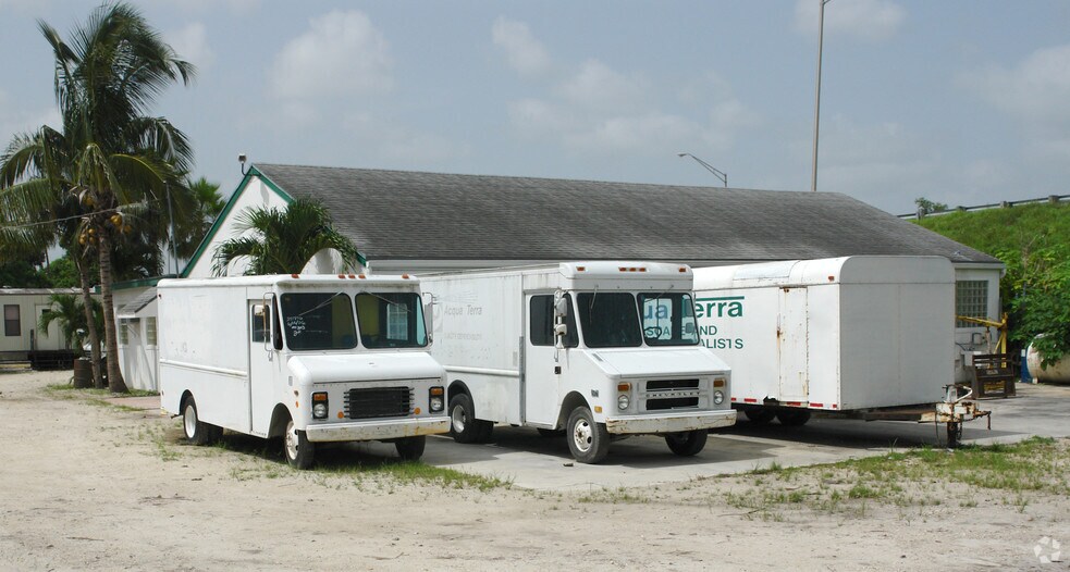 More Photos Of 6205 Buchanan St, Hollywood Warehouse For Sale