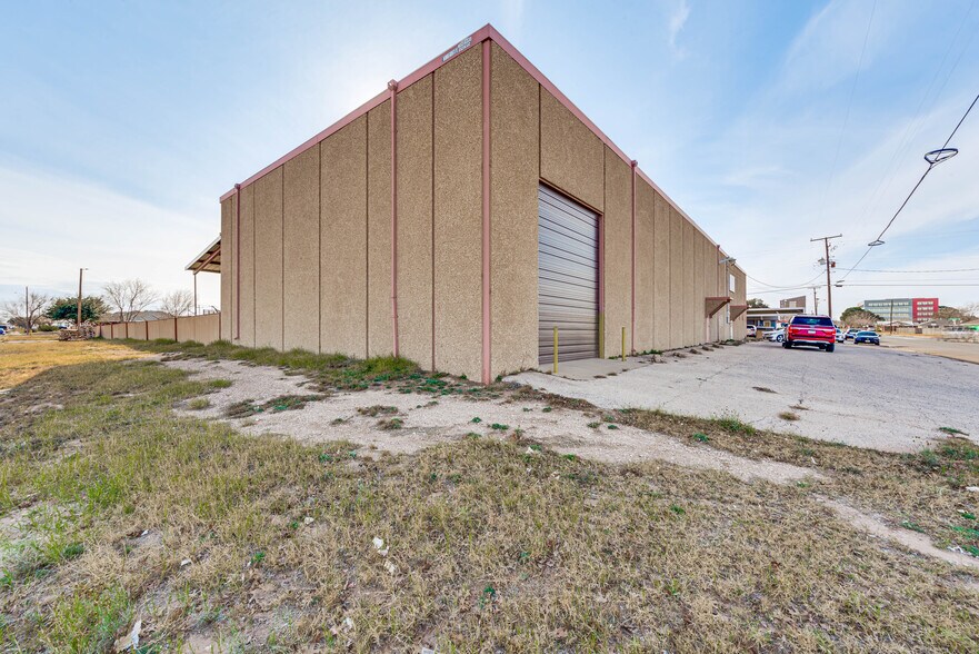 More Photos Of 308 E Louisiana Ave, Midland Light Manufacturing For Sale