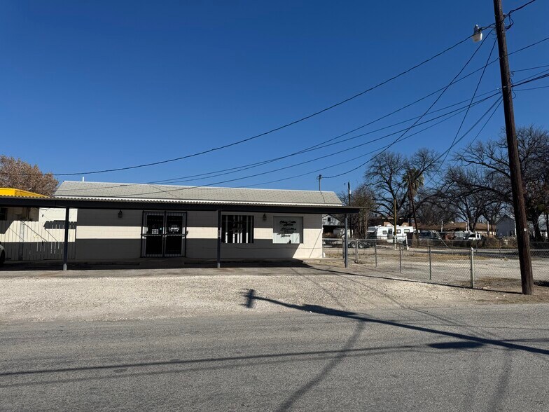 Primary Photo Of 101 E Strickland St, Del Rio Office For Lease
