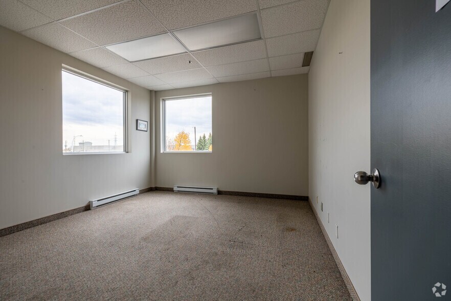 More Photos Of 10400 Renaude-Lapointe, Montréal Distribution For Sale