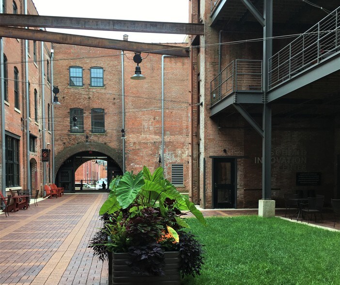 More Photos Of 900 Jackson St, Dubuque General Retail For Lease