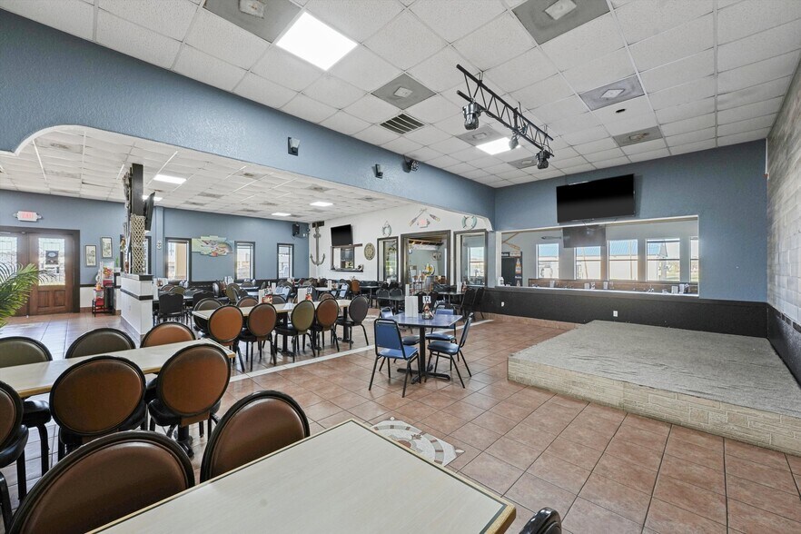 More Photos Of 918 W Plantation Dr, Clute Restaurant For Sale