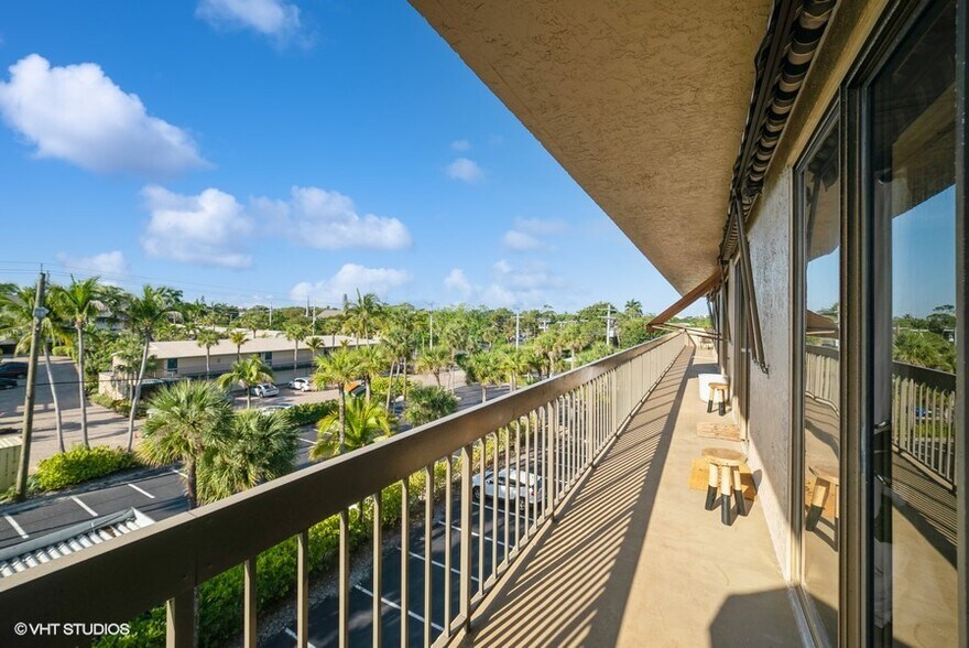 More Photos Of 2335 Tamiami Trl N, Naples Medical For Lease