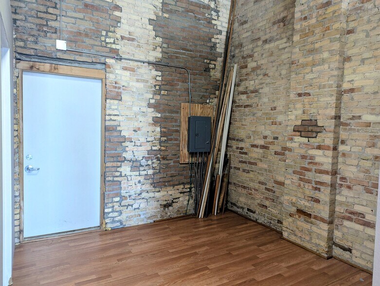 More Photos Of 1017 Washington Ave, Bay City Storefront Retail Residential For Sale