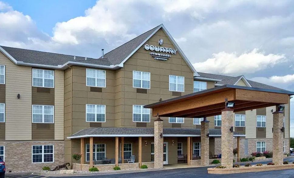 Primary Photo Of 2721 69th Avenue Ct, Moline Hotel For Sale
