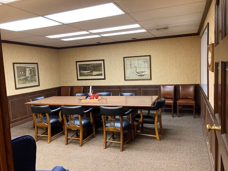 More Photos Of 5464 N Port Washington Rd, Milwaukee General Retail For Lease
