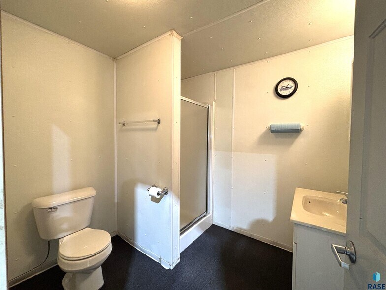 More Photos Of 1603 N Broadway Ave, Miller Industrial For Sale