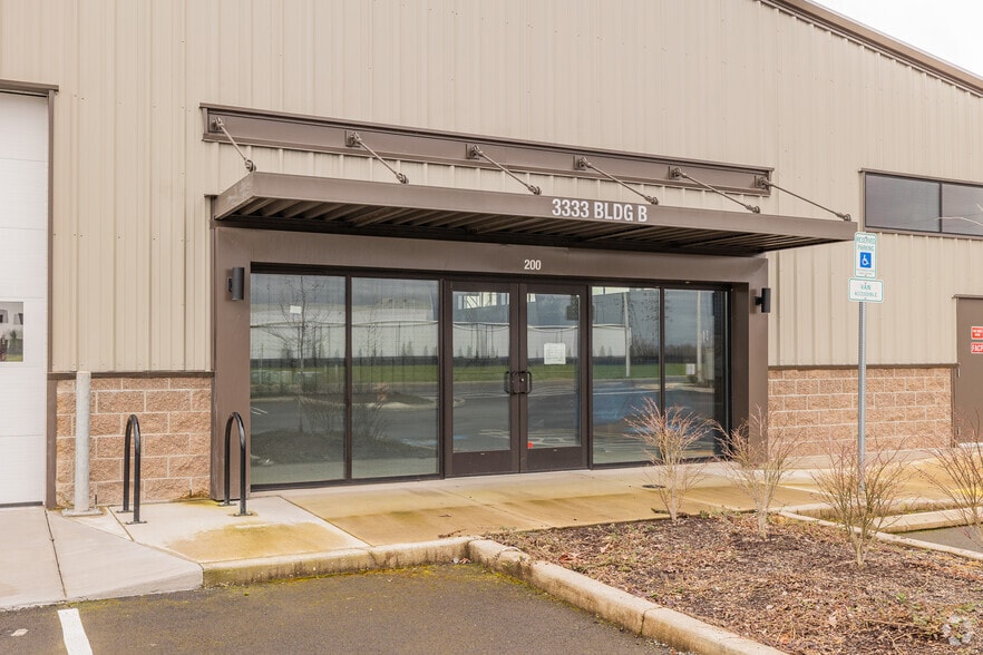 More Photos Of 3333 NW 35th St, Vancouver Light Distribution For Lease