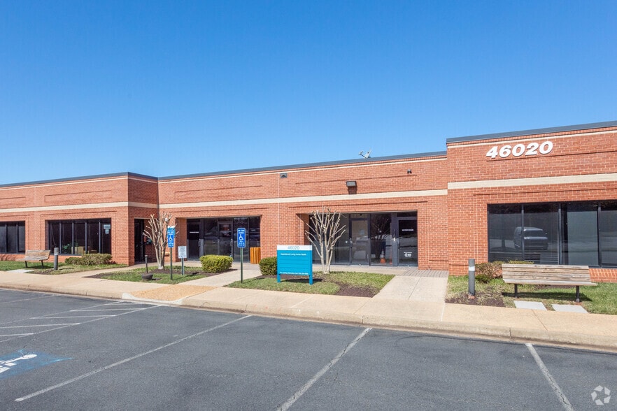 More Photos Of 46020 Manekin Plz, Dulles Town Center Office For Lease