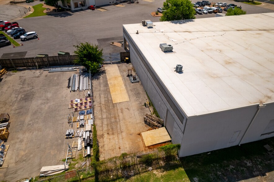 More Photos Of 2400 W Braker Ln, Austin Warehouse For Lease