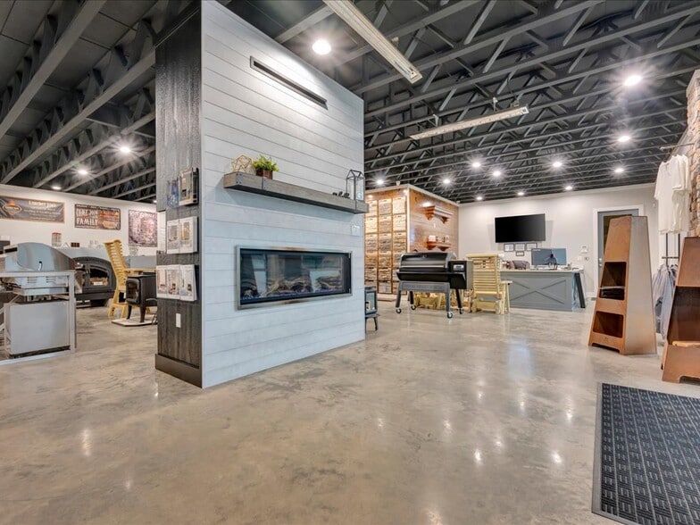 More Photos Of 9343 S US Highway 69, Huntington Showroom For Sale