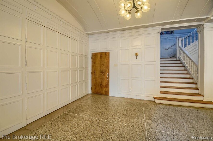 More Photos Of 142 W 2nd St, Flint Office For Sale