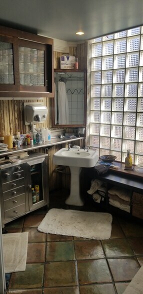 More Photos Of 239 SW Peters St, Atlanta Showroom For Sale