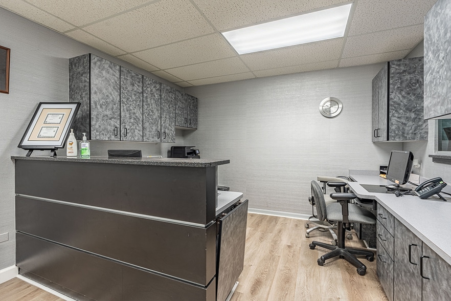 More Photos Of 610 Crystal Point Dr, Crystal Lake Medical For Lease