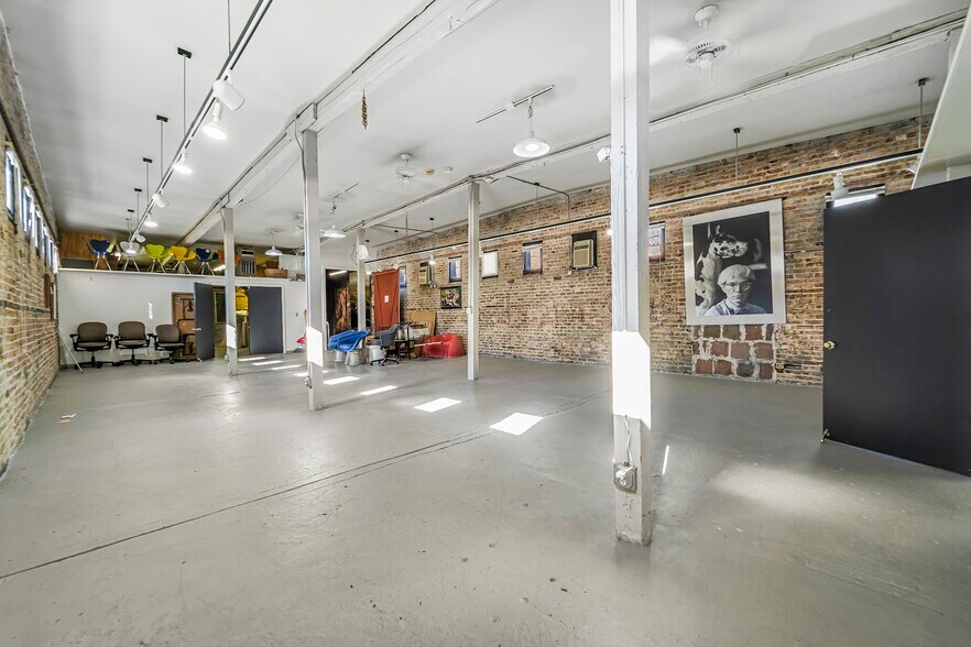 More Photos Of 818 North Blvd, Oak Park General Retail For Sale
