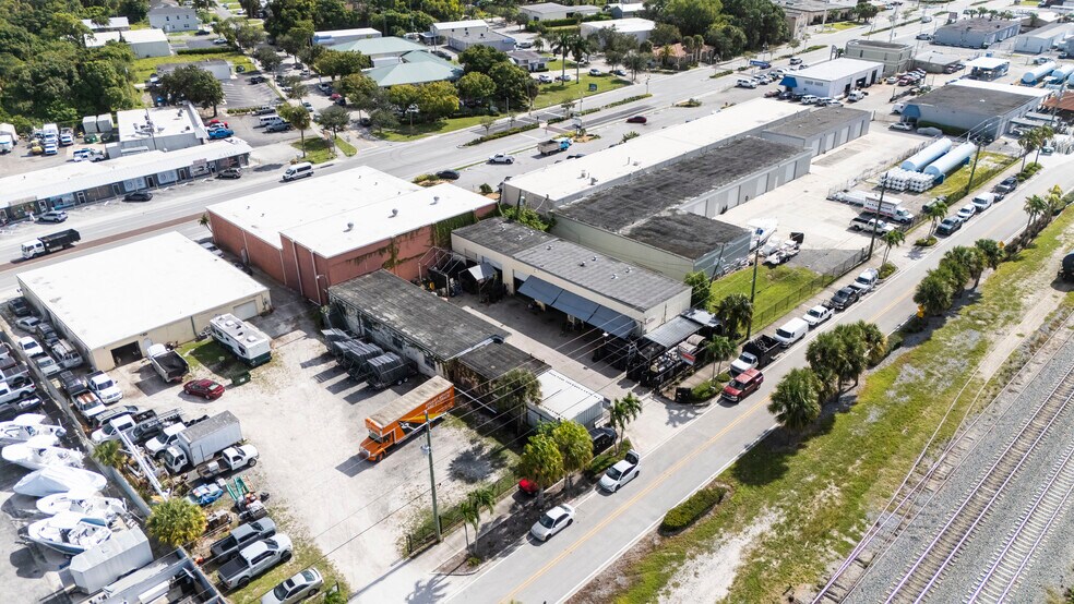 More Photos Of 3173 SE Railroad Ave, Stuart Service For Sale