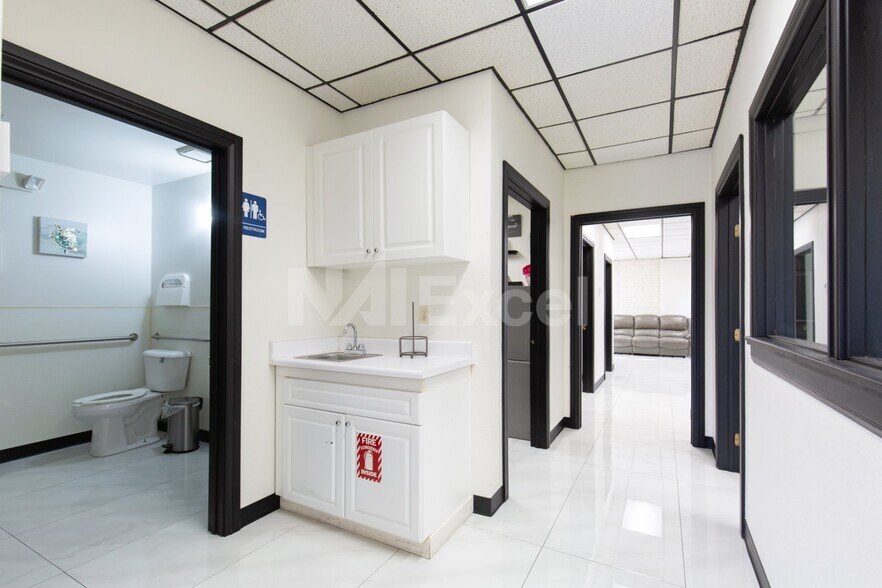 More Photos Of 601 S Rancho Dr, Las Vegas Medical For Sale