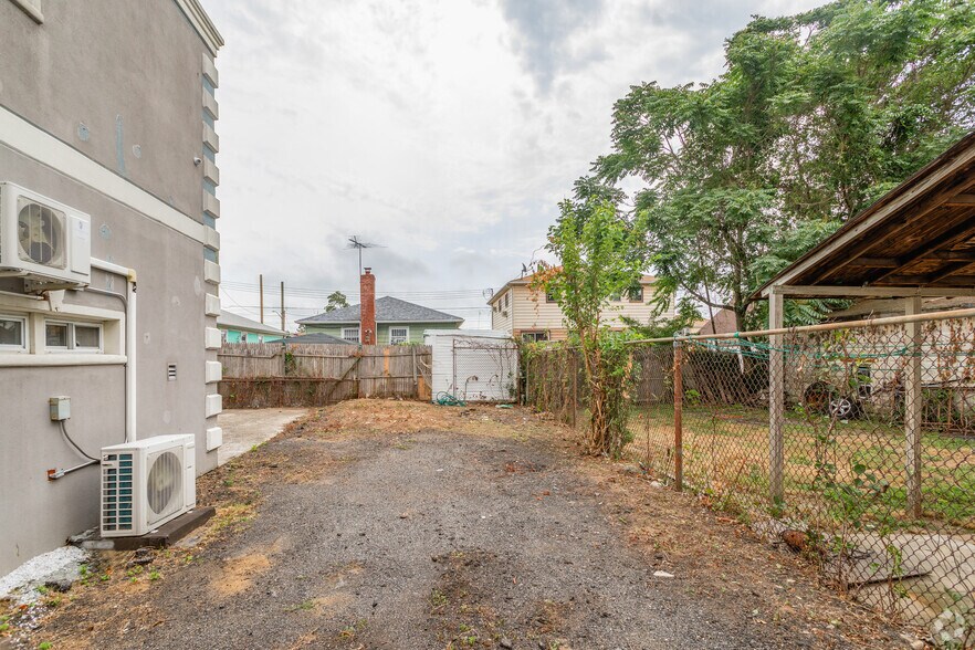 More Photos Of 146-19 228th St, Springfield Gardens Warehouse For Lease