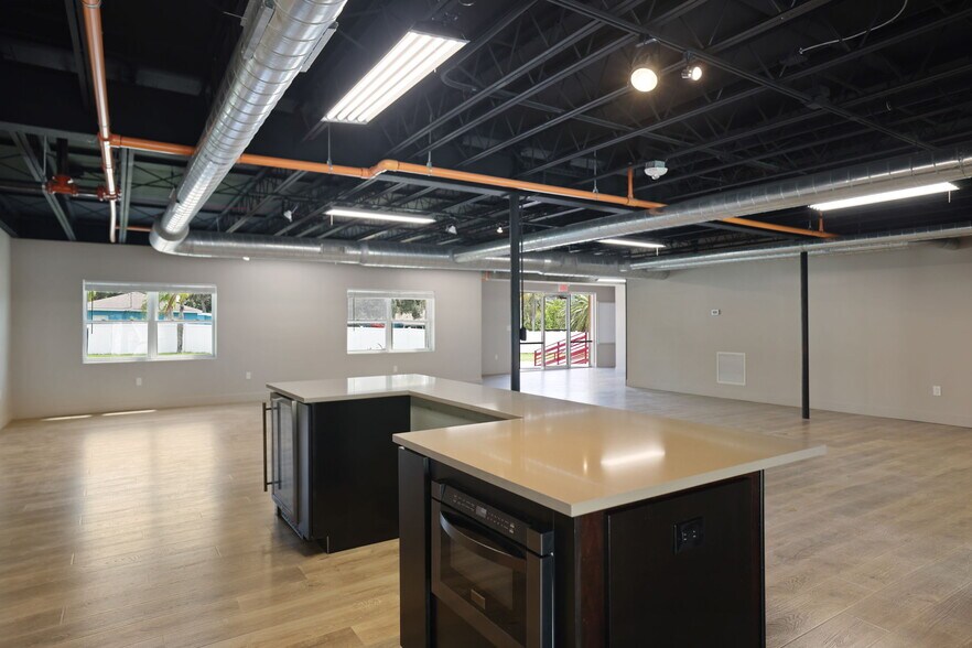 More Photos Of 10830 Navajo Dr, Saint Petersburg Showroom For Sale