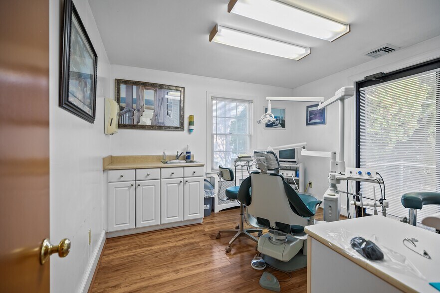 More Photos Of 74 Valley Rd, Middletown Office For Sale