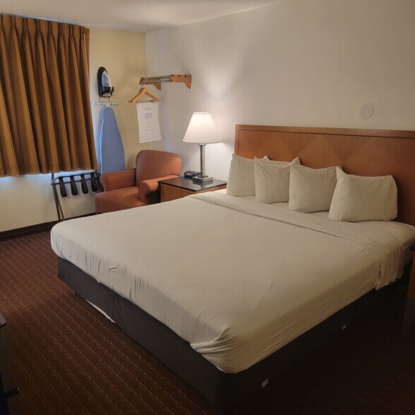 More Photos Of 3040 5th Ave S, Fort Dodge Hotel For Sale