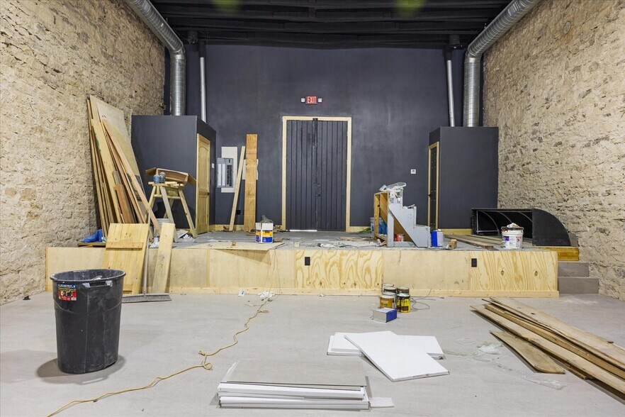 More Photos Of 114 NE Barnard St, Glen Rose Storefront For Lease