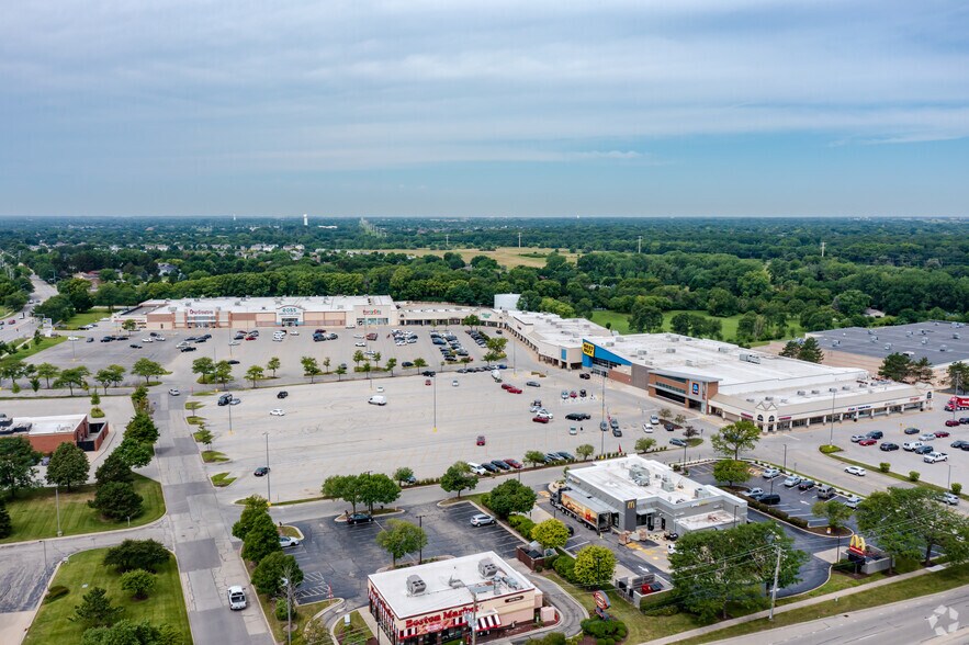 More Photos Of 257-363 N Weber Rd, Bolingbrook Unknown For Lease