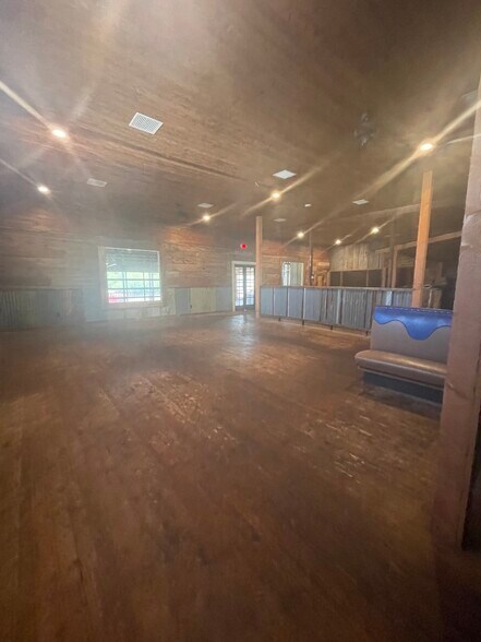 More Photos Of 416 E 16th St, Mount Pleasant Restaurant For Sale