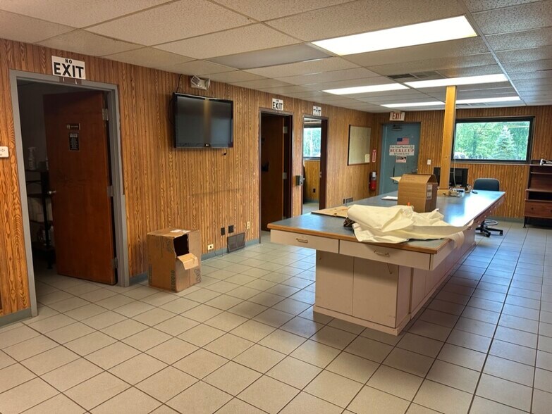 More Photos Of 802 Hickory St, Mahomet Warehouse For Lease