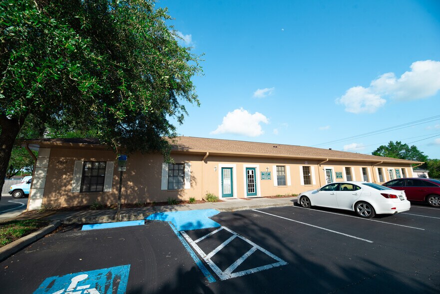More Photos Of 8909 Regents Park Dr, Tampa Office Residential For Lease