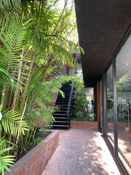 More Photos Of 321-325 S Robertson Blvd, Beverly Hills Storefront Retail Office For Lease