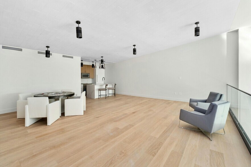 More Photos Of 8001 Circuit of the Americas Blvd, Del Valle Showroom For Sale