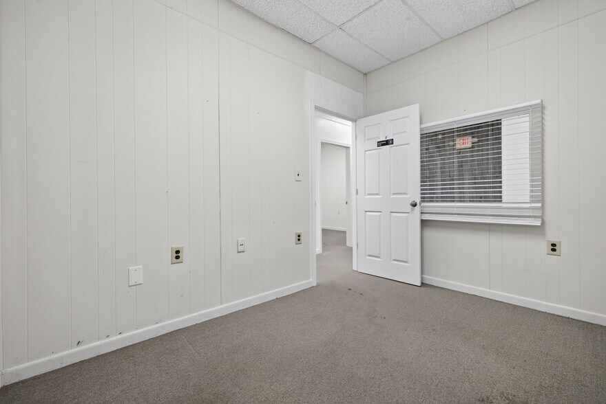 More Photos Of 300 Taugwonk Rd, Stonington Warehouse For Lease