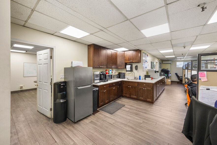More Photos Of 1260-1280 E 9th St, Pomona Manufacturing For Sale