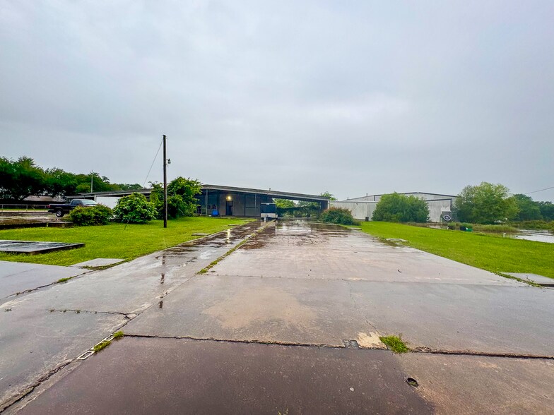 More Photos Of 300 W School St, Madisonville Light Distribution For Sale