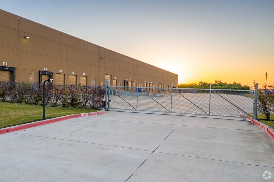 More Photos Of 320 W Centre Park Blvd, DeSoto Warehouse For Sale