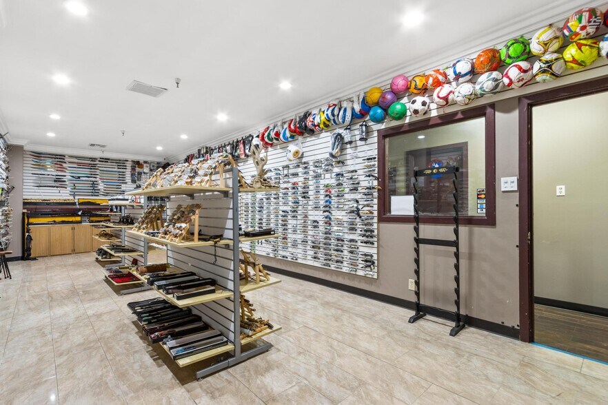 More Photos Of 6310 Corsair St, Commerce Manufacturing For Sale