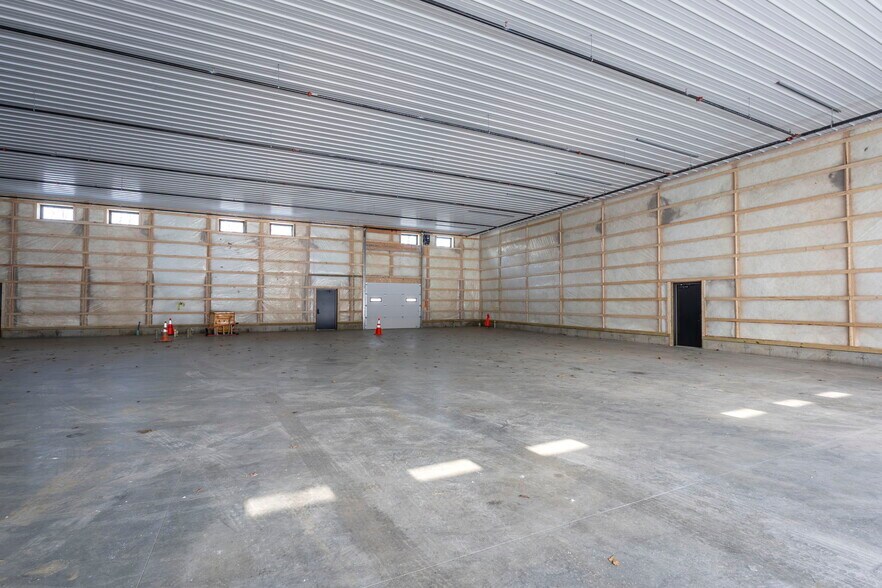 More Photos Of 32 London Ln, Seabrook Warehouse For Lease