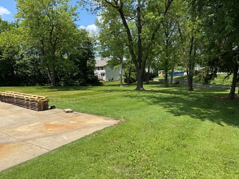 More Photos Of 3025 N Saint Peters Pky, Saint Peters Showroom For Sale